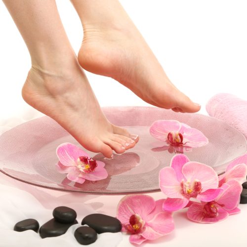 Female,Feet,In,Spa,Bowl,With,Water,,Isolated,On,White